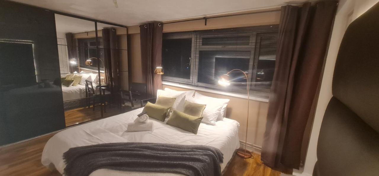런던 R3 Superking Sized Bed & 75" Tv On The Wall In Clapham 아파트 외부 사진