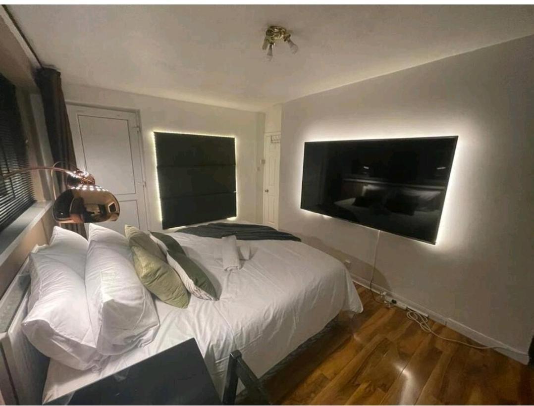 런던 R3 Superking Sized Bed & 75" Tv On The Wall In Clapham 아파트 외부 사진