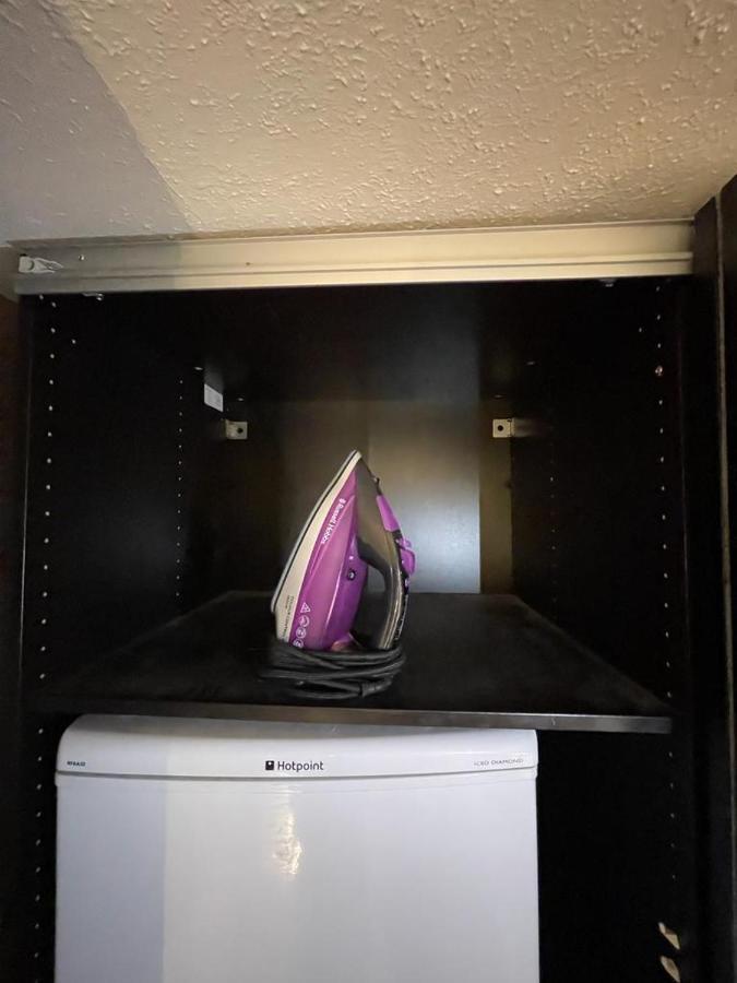 런던 R3 Superking Sized Bed & 75" Tv On The Wall In Clapham 아파트 외부 사진