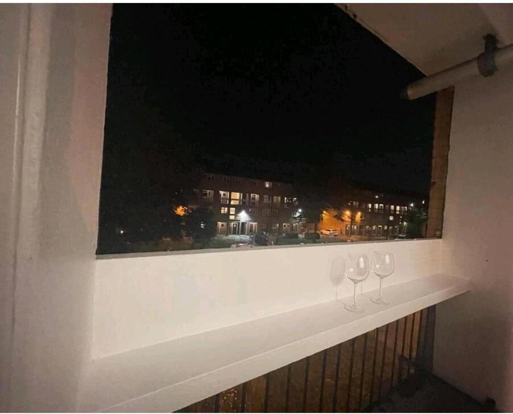 런던 R3 Superking Sized Bed & 75" Tv On The Wall In Clapham 아파트 외부 사진
