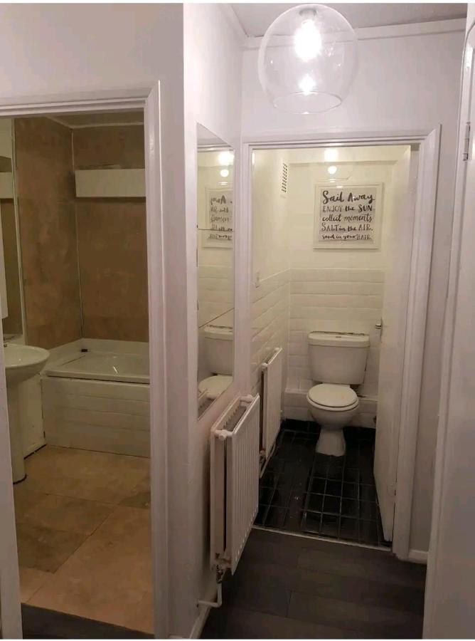런던 R3 Superking Sized Bed & 75" Tv On The Wall In Clapham 아파트 외부 사진