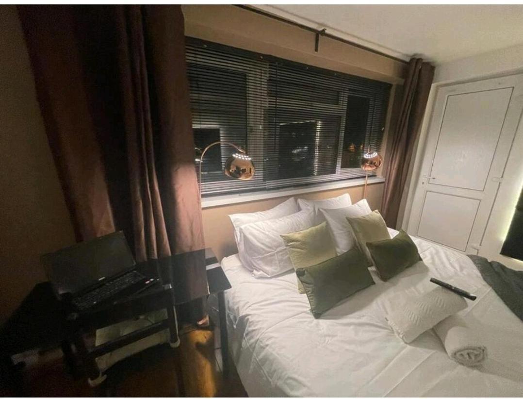 런던 R3 Superking Sized Bed & 75" Tv On The Wall In Clapham 아파트 외부 사진