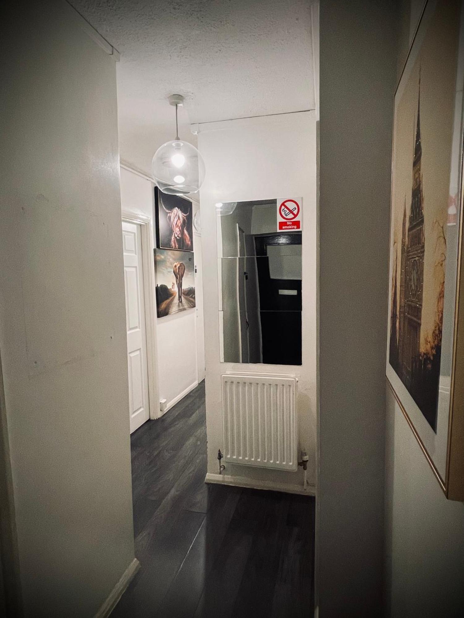 런던 R3 Superking Sized Bed & 75" Tv On The Wall In Clapham 아파트 외부 사진