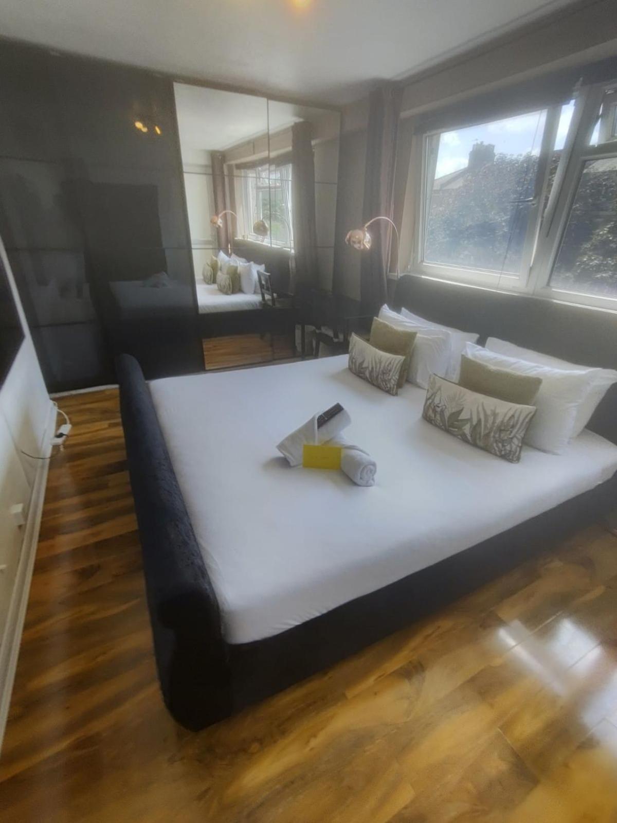 런던 R3 Superking Sized Bed & 75" Tv On The Wall In Clapham 아파트 외부 사진