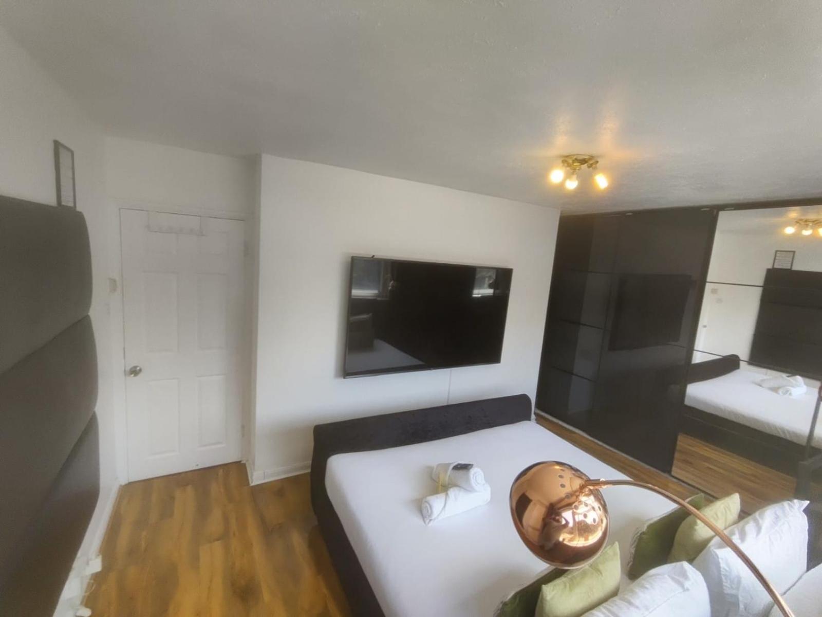 런던 R3 Superking Sized Bed & 75" Tv On The Wall In Clapham 아파트 외부 사진